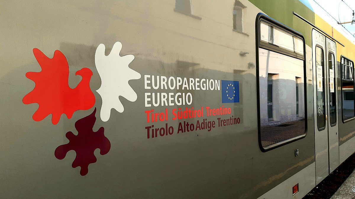 [Translate to English:] A train with the Euregio design