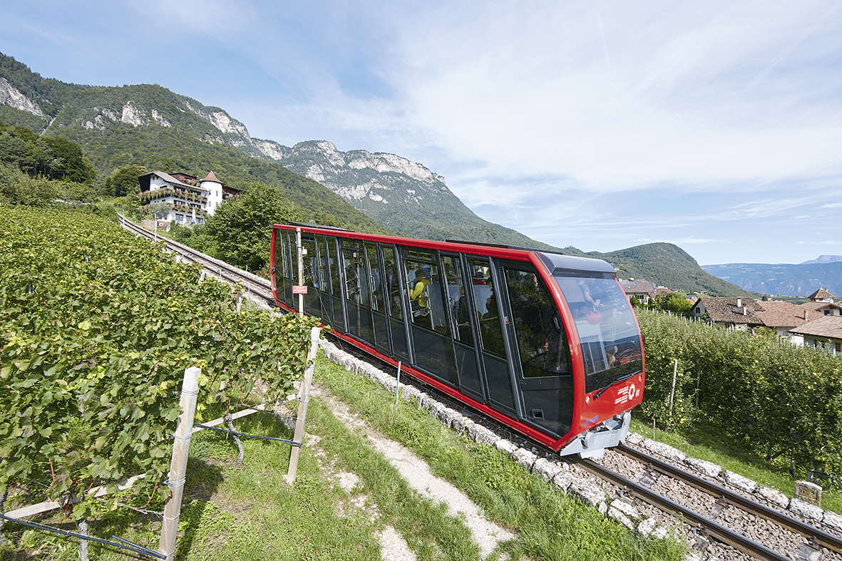 Mendola/Mendel funicular, seen from the side